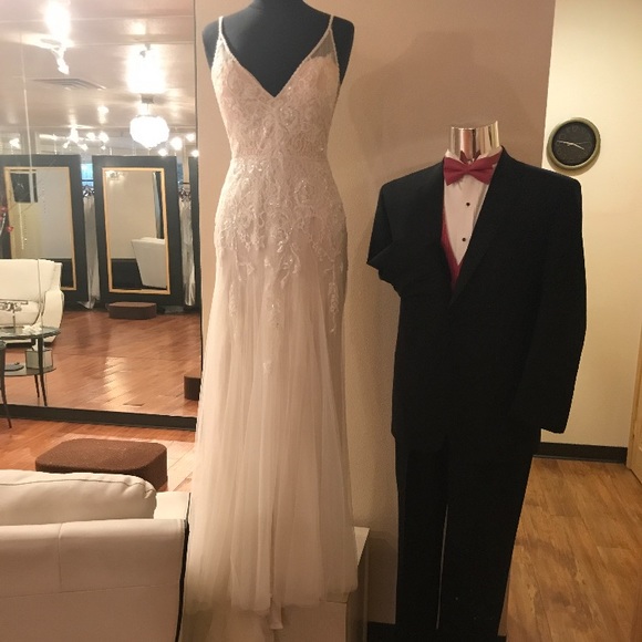 Wedding Gown - Never been worn - Picture 2 of 11